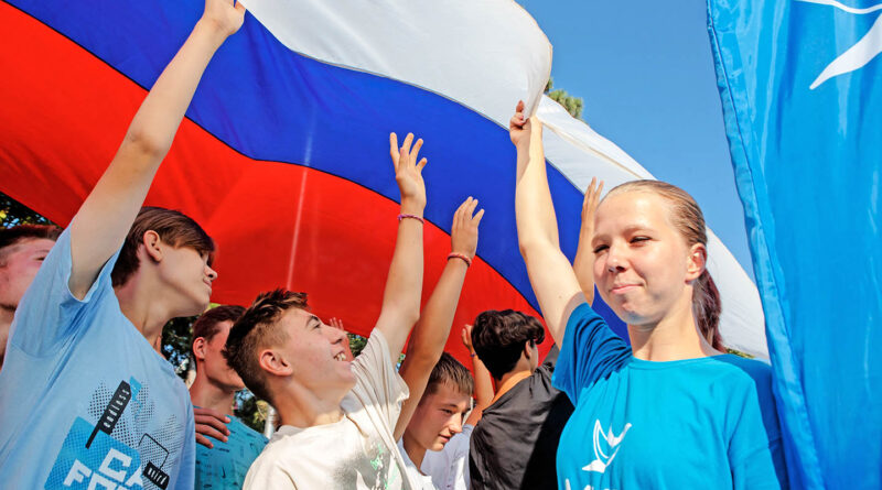 Лагерь, смирно! Равнение на флаг!